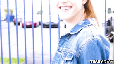 Anny leaves nothing to the imagination while enjoying a deep and messy anal