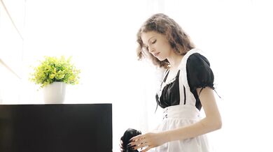 Total pussy saturation as Lisa Bon squirts all over her fingers